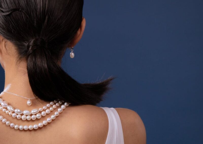 White & Black – Gyöngy nyaklánc: időtlen elegancia és modern stílus egy helyen